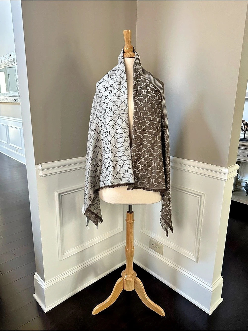 Gucci GG Jacquard Wool Silk Shawl Brown & Gray Like New 140 cm